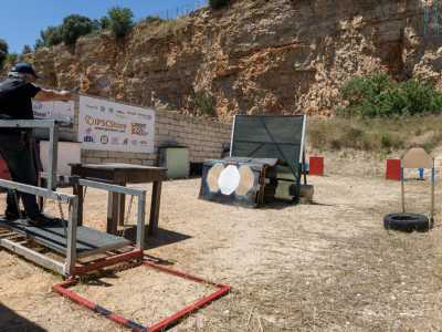...prende la pistola (o la carabina), la carica e spara in direzione dei bersagli fissi...